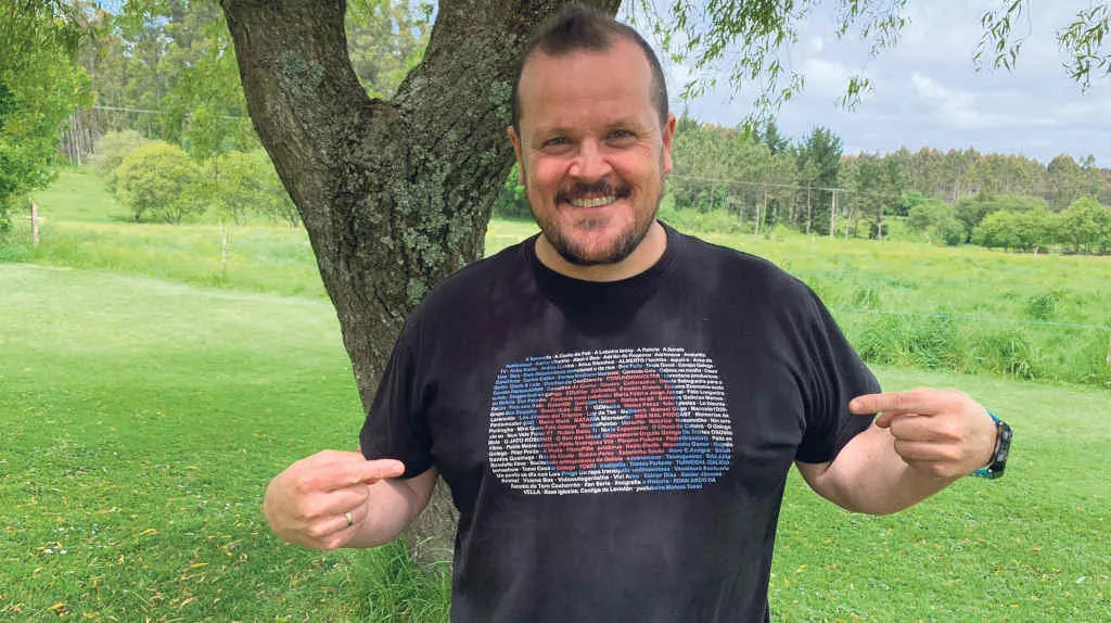 Fran da Lobeira coa camisola de Youtube En Galego